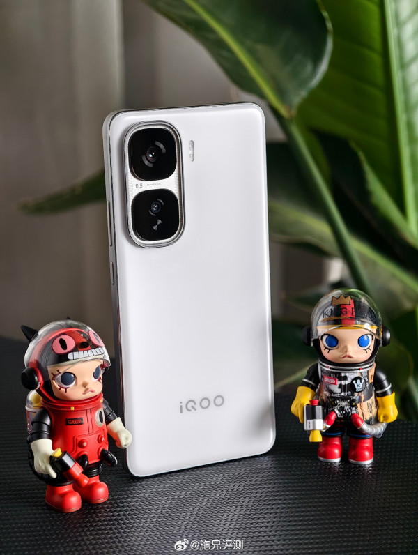 iQOO Neo 10 Pro+ красуется на студийных фото до презентации