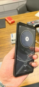 Hisense A10 с E-Ink-экраном впервые на живых фото