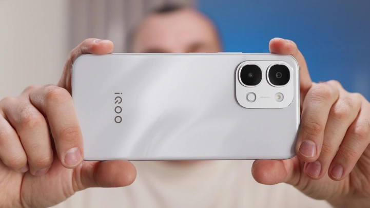 Обзор iQOO Z11x 5G: двое суток в кармане, IP69 в придачу