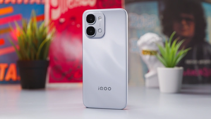 Обзор iQOO Z11x 5G: двое суток в кармане, IP69 в придачу