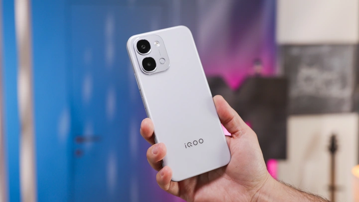 Обзор iQOO Z11x 5G: двое суток в кармане, IP69 в придачу