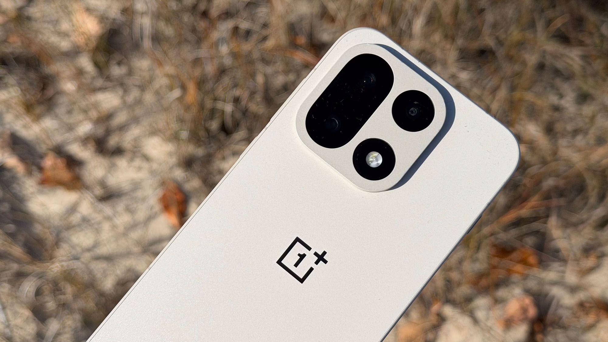 Витринные образцы OnePlus 15 и 15R заменяют в США на смартфоны Nothing
