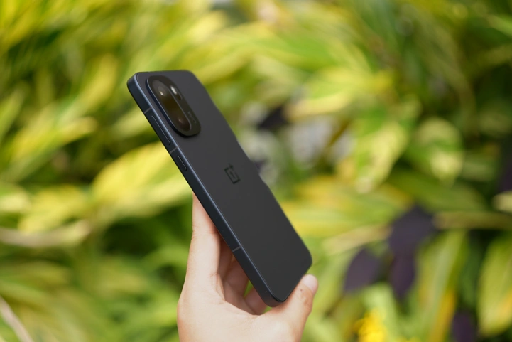 OnePlus 15 временно доступен дешевле 39 000 рублей