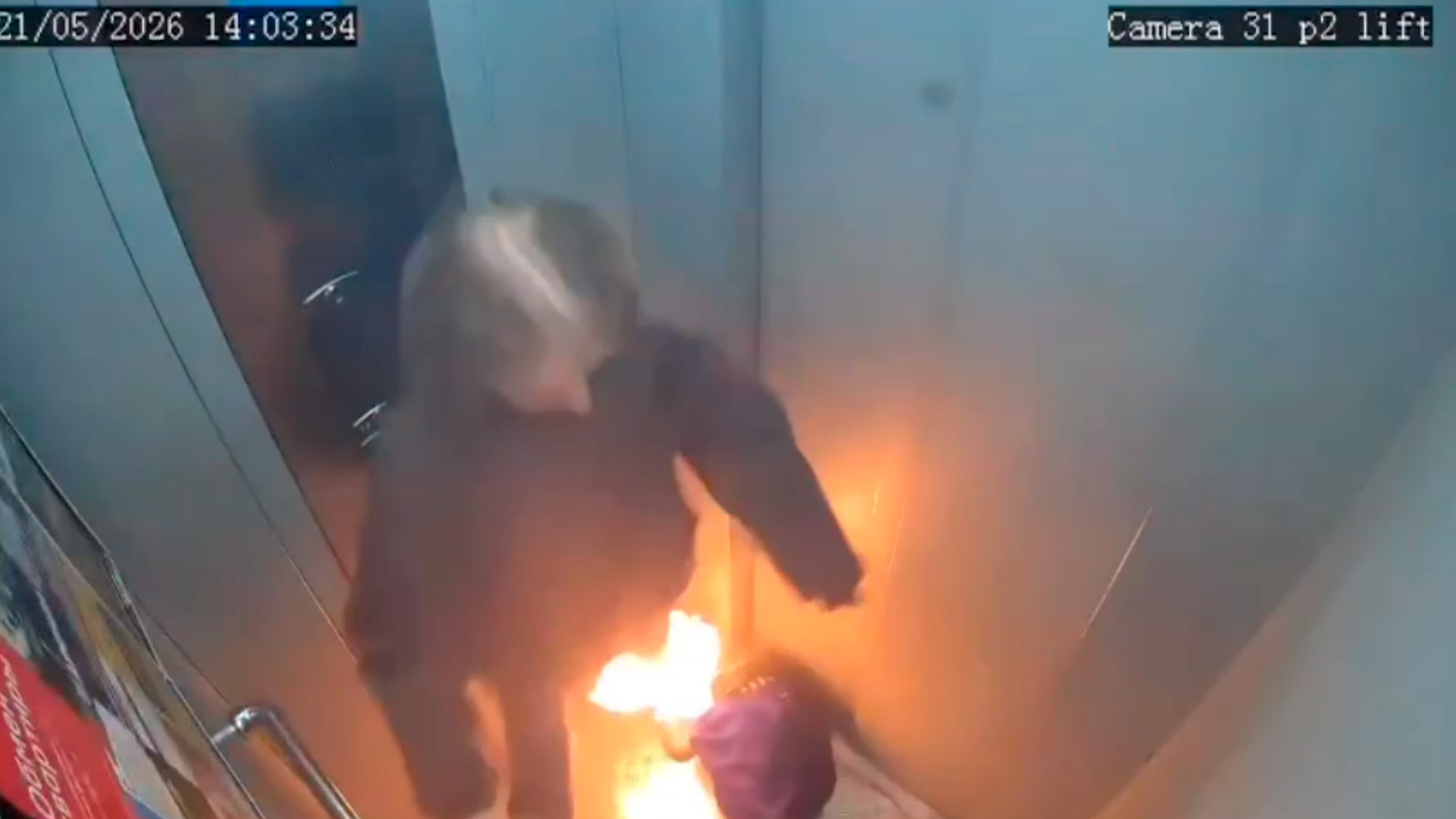 Пауэрбанк едва не убил девушку, вспыхнув в закрытом лифте (видео)