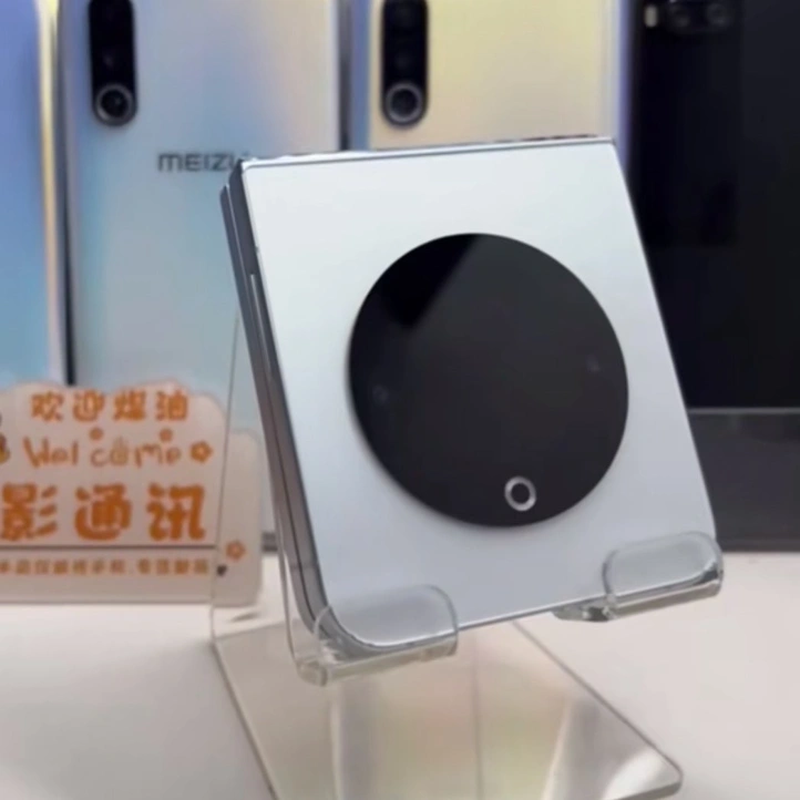 Meizu Flip на живых фото
