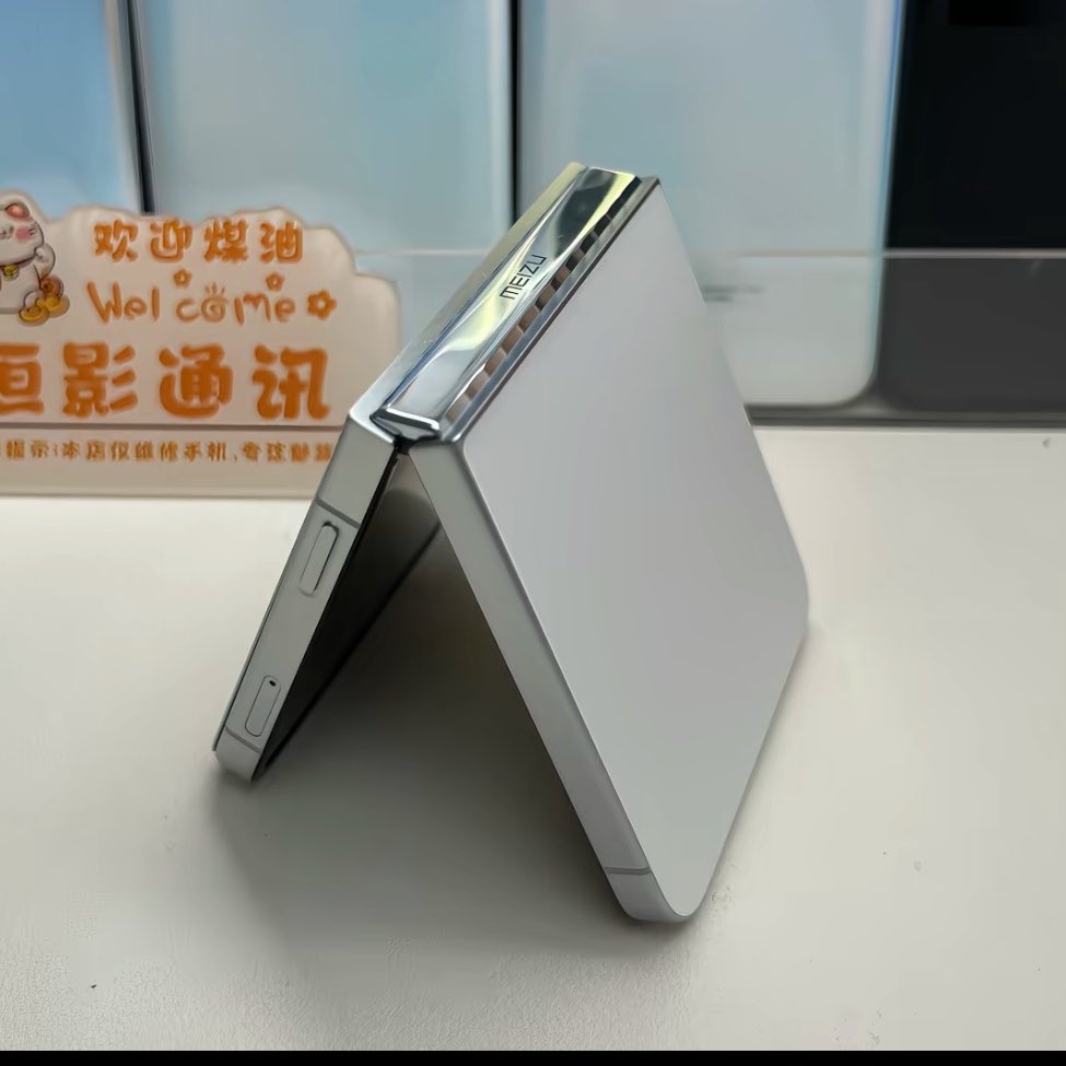 Meizu Flip на живых фото