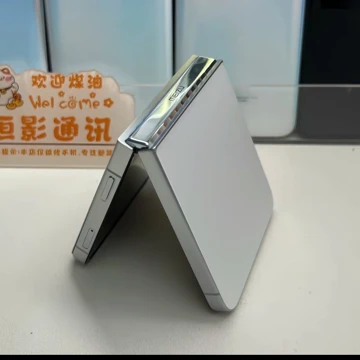 Meizu Flip на живых фото
