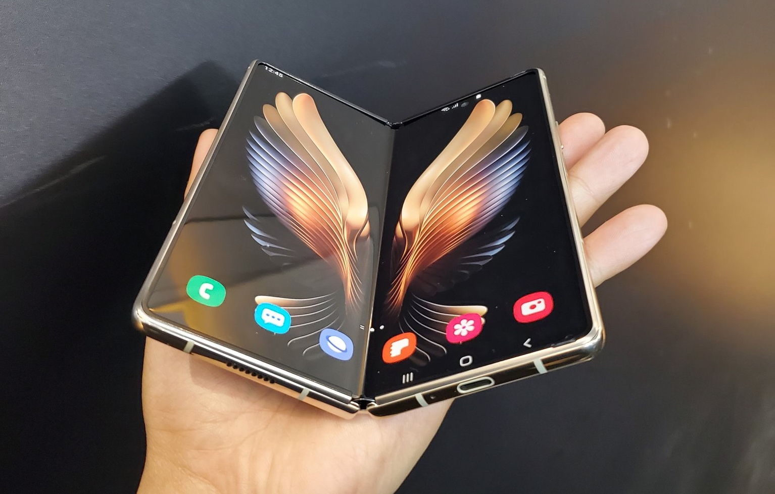 Samsung Galaxy W21 не стал копией Galaxy Z Fold 2 (фото)