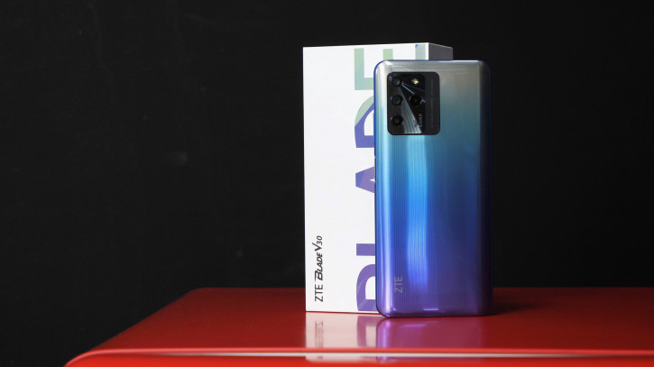  ZTE Blade V30  V30 Vita: - 