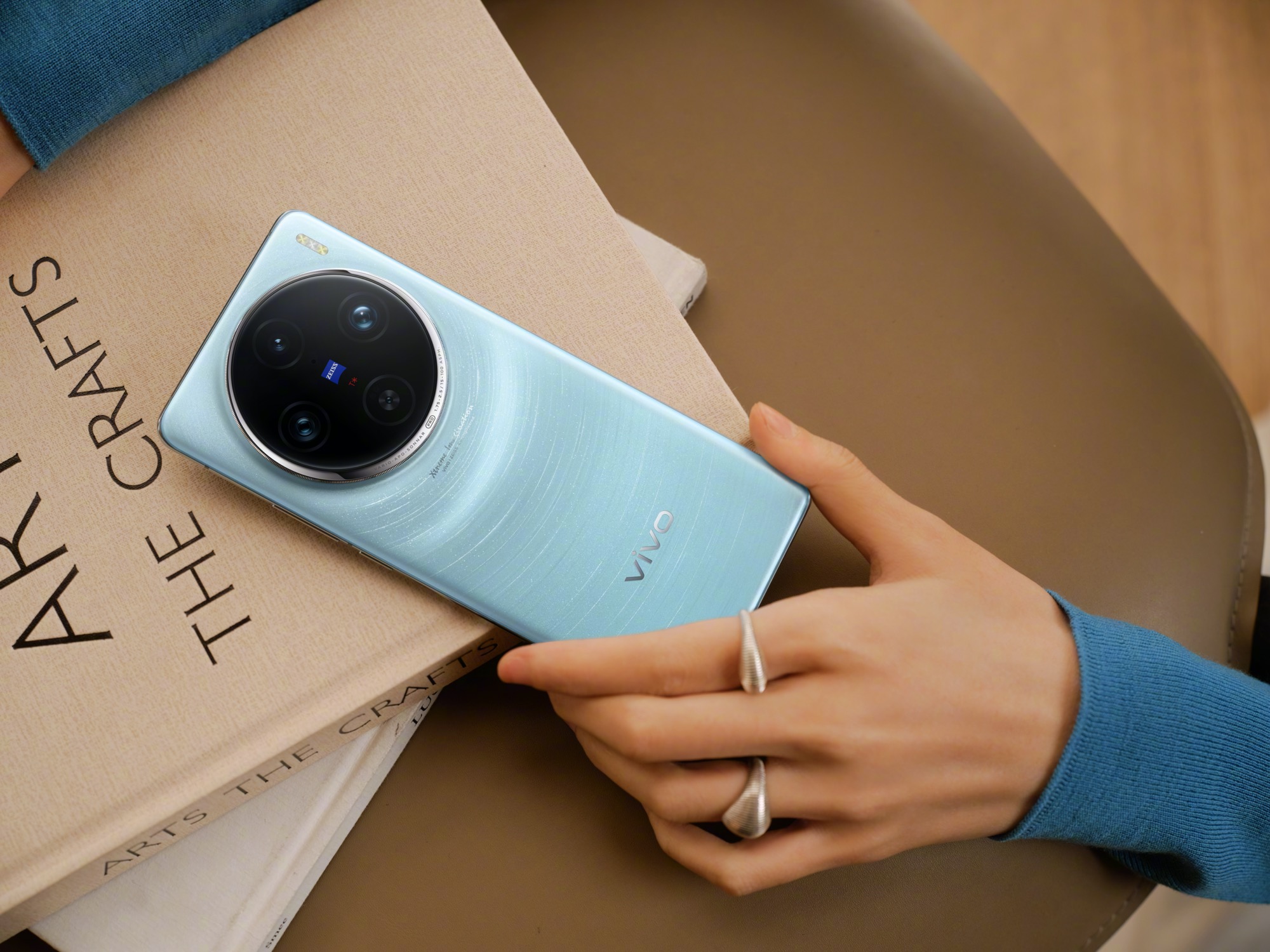 Vivo X100 в двух цветах на официальных фото и видео