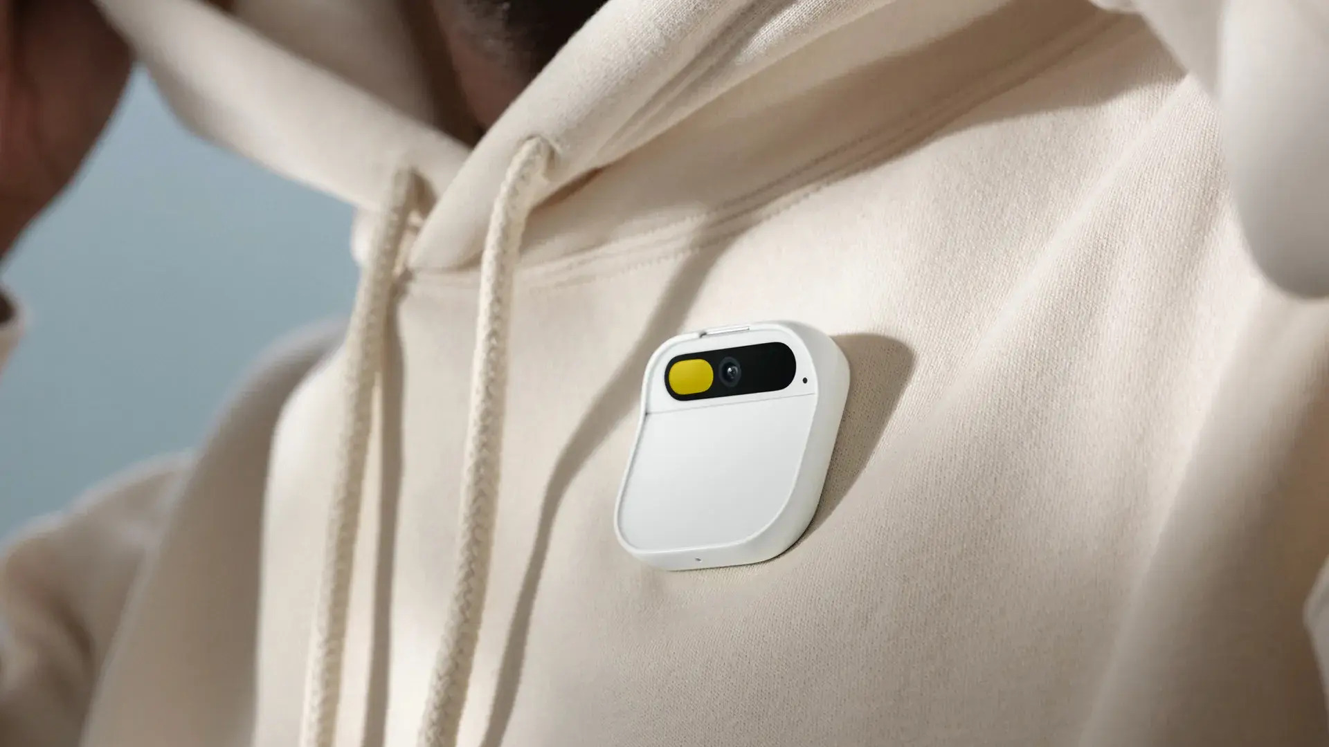 Анонс Humane AI Pin – нагрудный проектор с ИИ на замену смартфонам