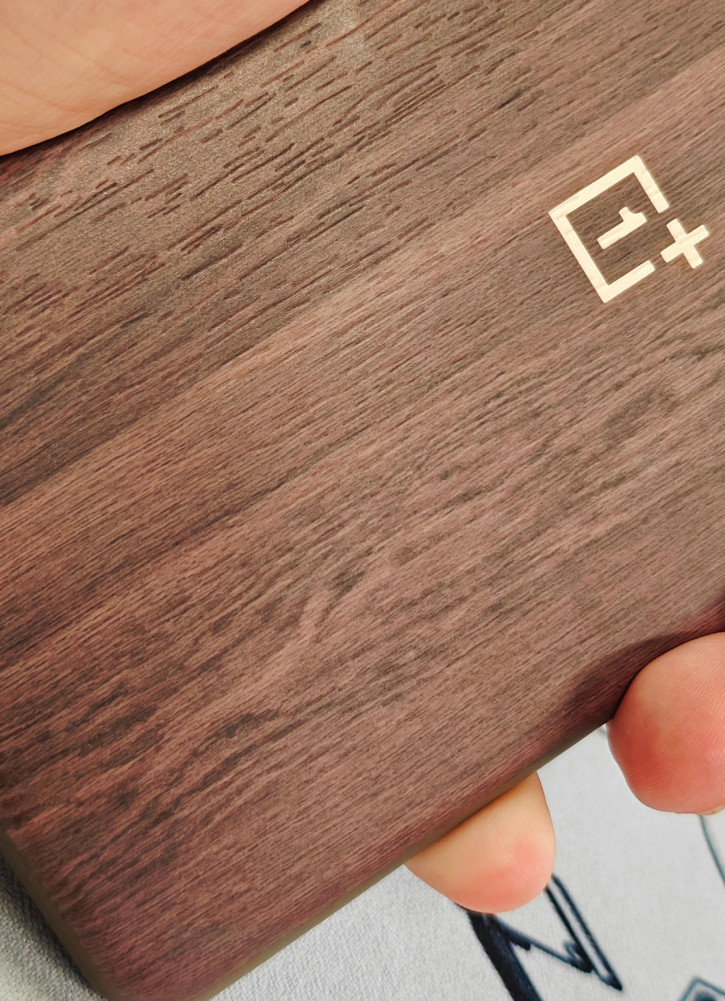 Возврат к истокам? OnePlus 12 с крышкой из дерева на живом фото