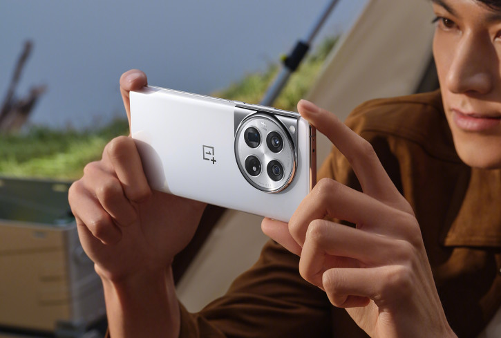 OnePlus 12 в руках пользователей на официальных фото