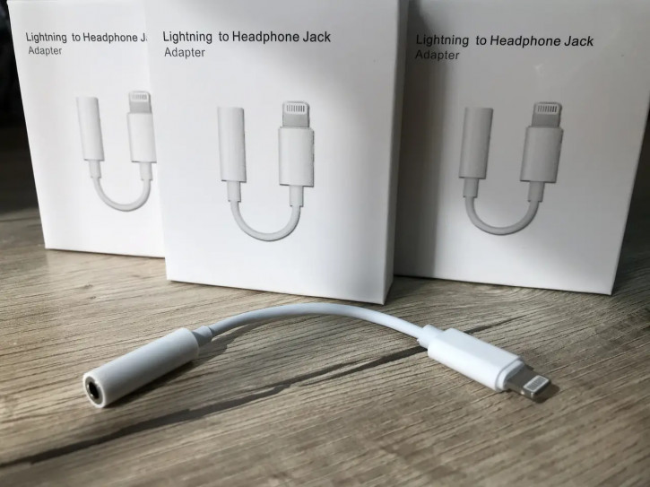 Apple    Lightning to 3.5 mm