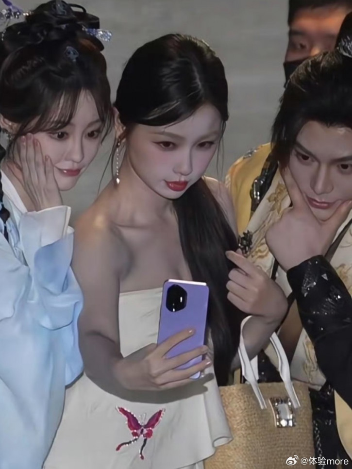  Honor 300    