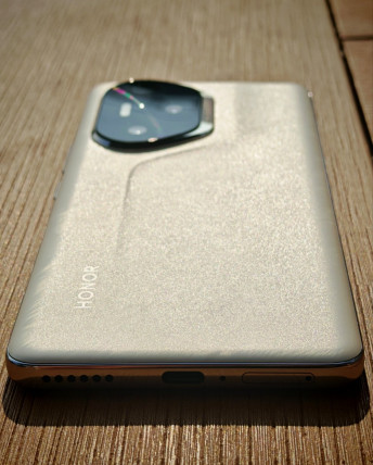 Honor 300 Pro показали на первых живых фото и постерах