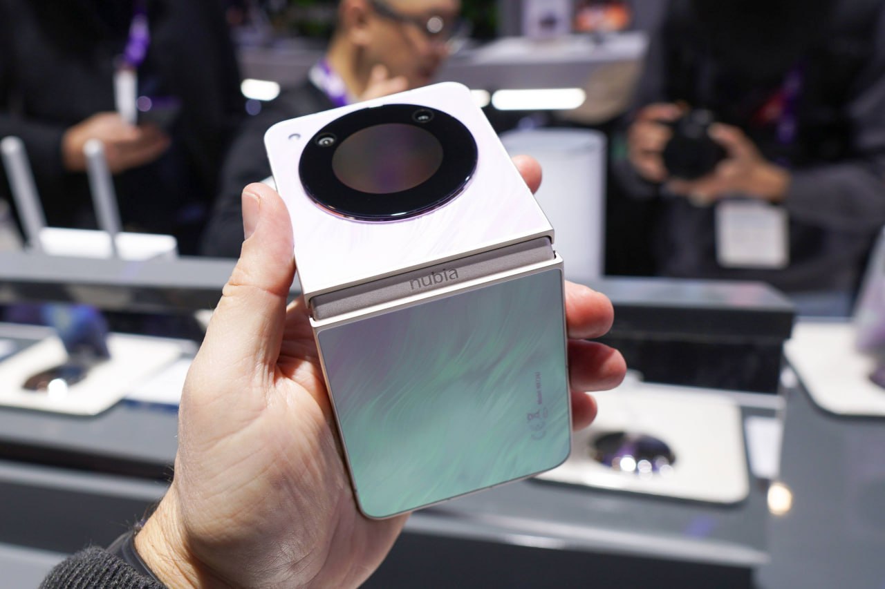 Складной Nubia Flip с доставкой из РФ отдают дешевле 21 000 рублей
