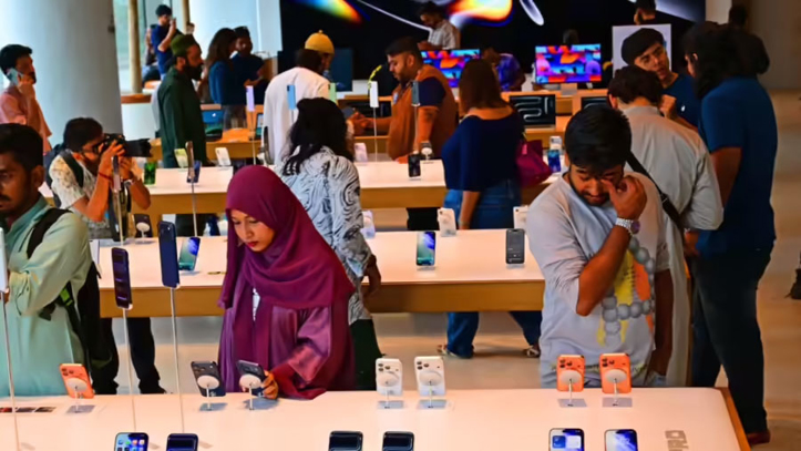 Apple накажет индийские магазины за перепродажу iPhone в РФ и другие страны