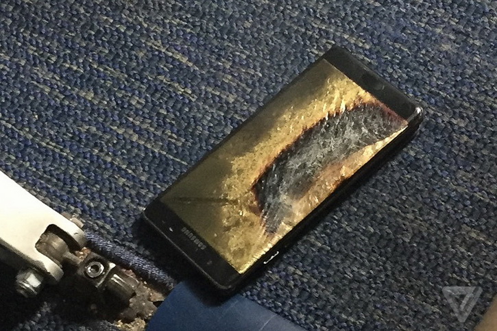 Samsung Galaxy Note 7 из «безопасной» серии вспыхнул на борту самолета