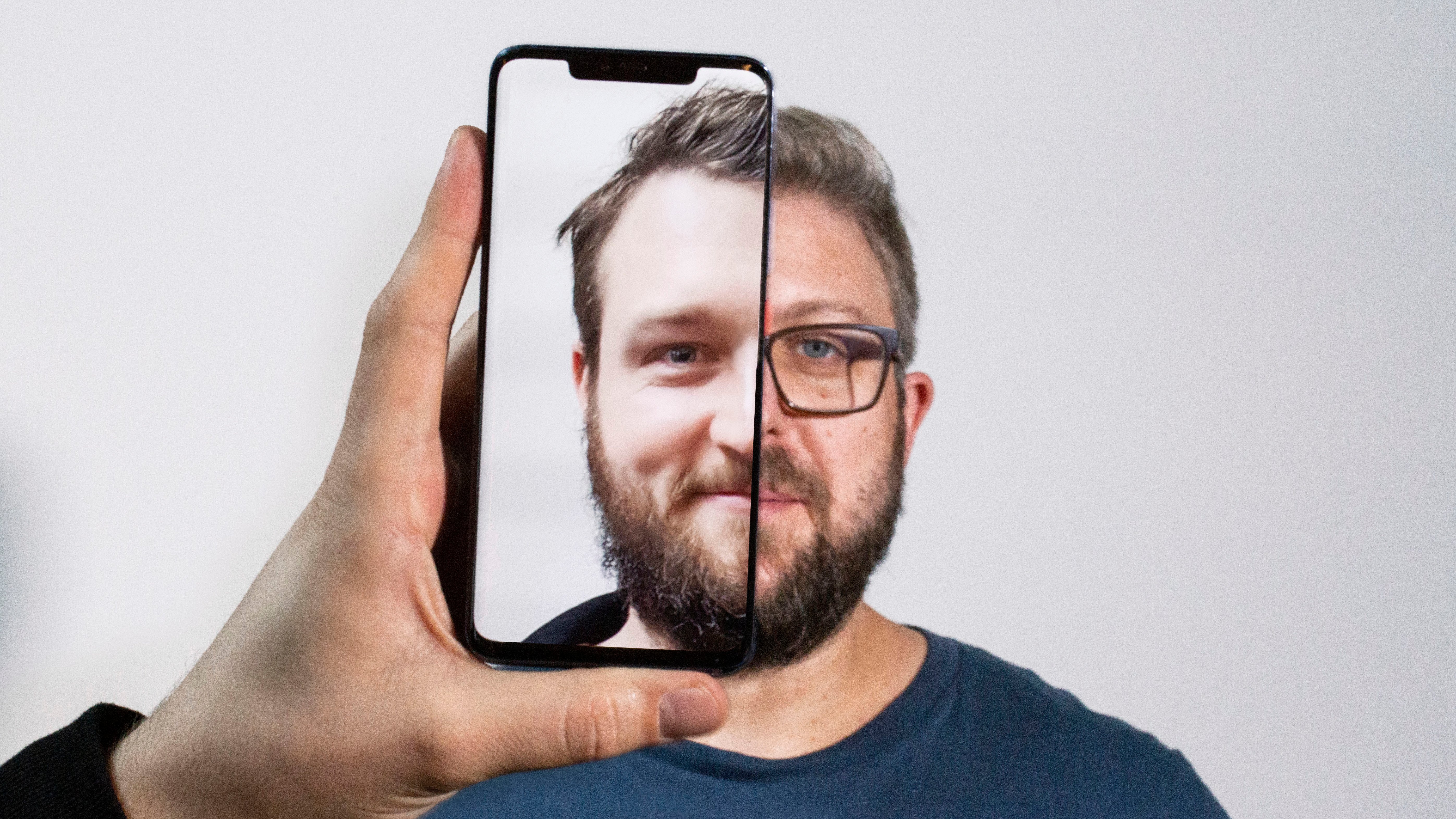 3D Face Unlock Huawei Mate 20 Pro обманули бородатые мужчины (видео)