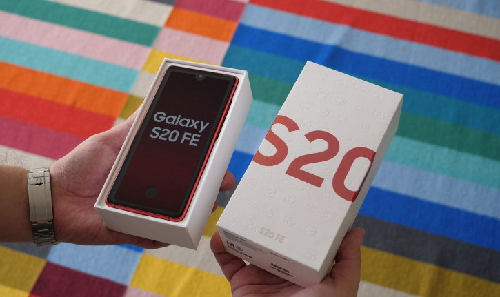 ВИДЕО: распаковка Samsung Galaxy S20 FE и первые проблемы