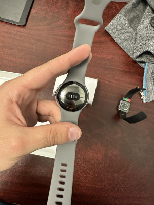 Pixel Watch   :     Apple Watch?