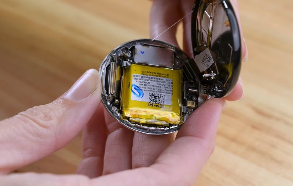 &quot;Уродливо и грубо&quot;: видеоразборка Google Pixel Watch от команды iFixit