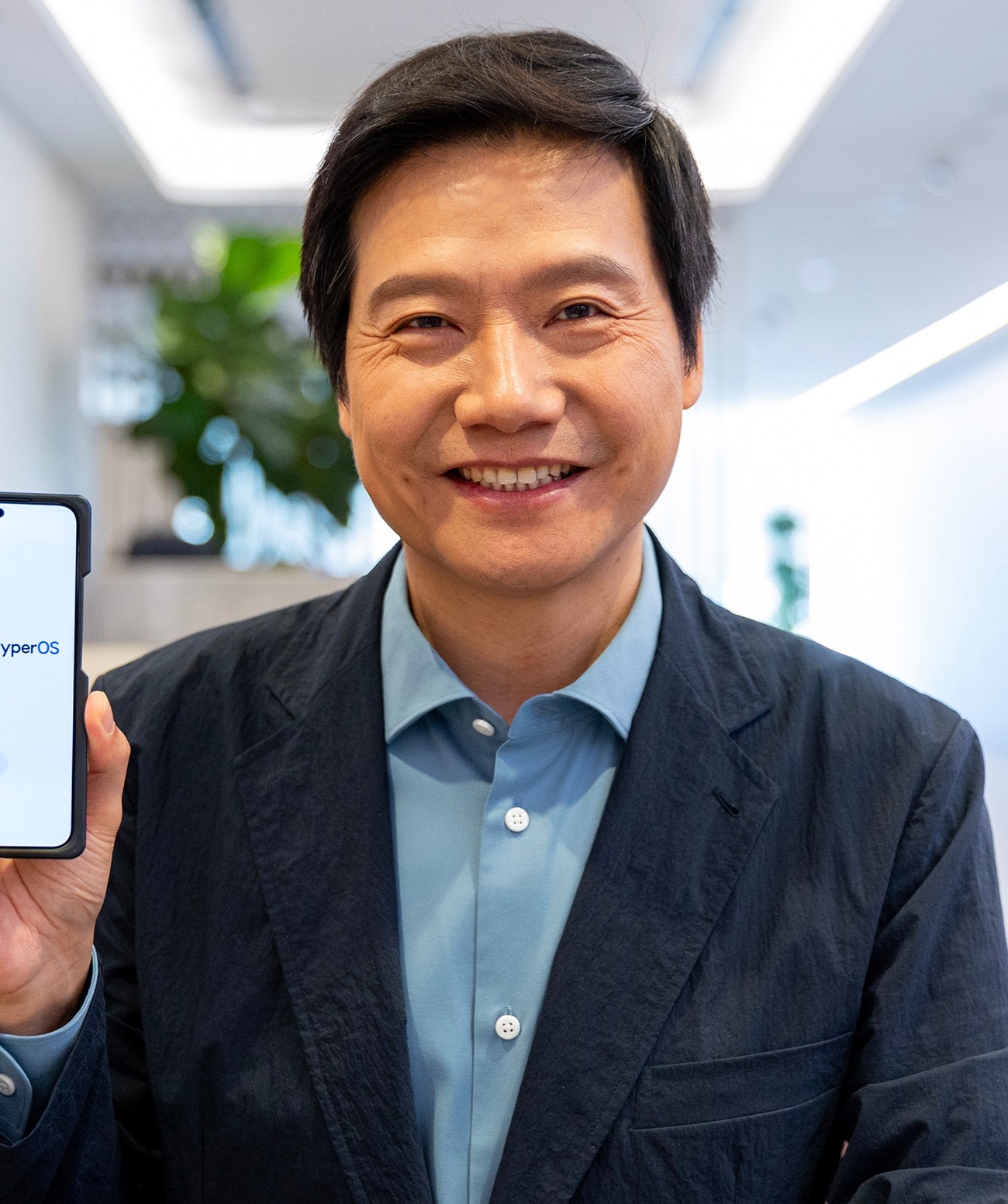 Первый официальный взгляд на Xiaomi 14 в руках главы бренда