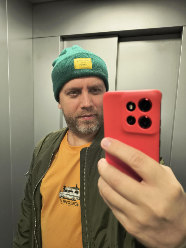  Moto S50:    