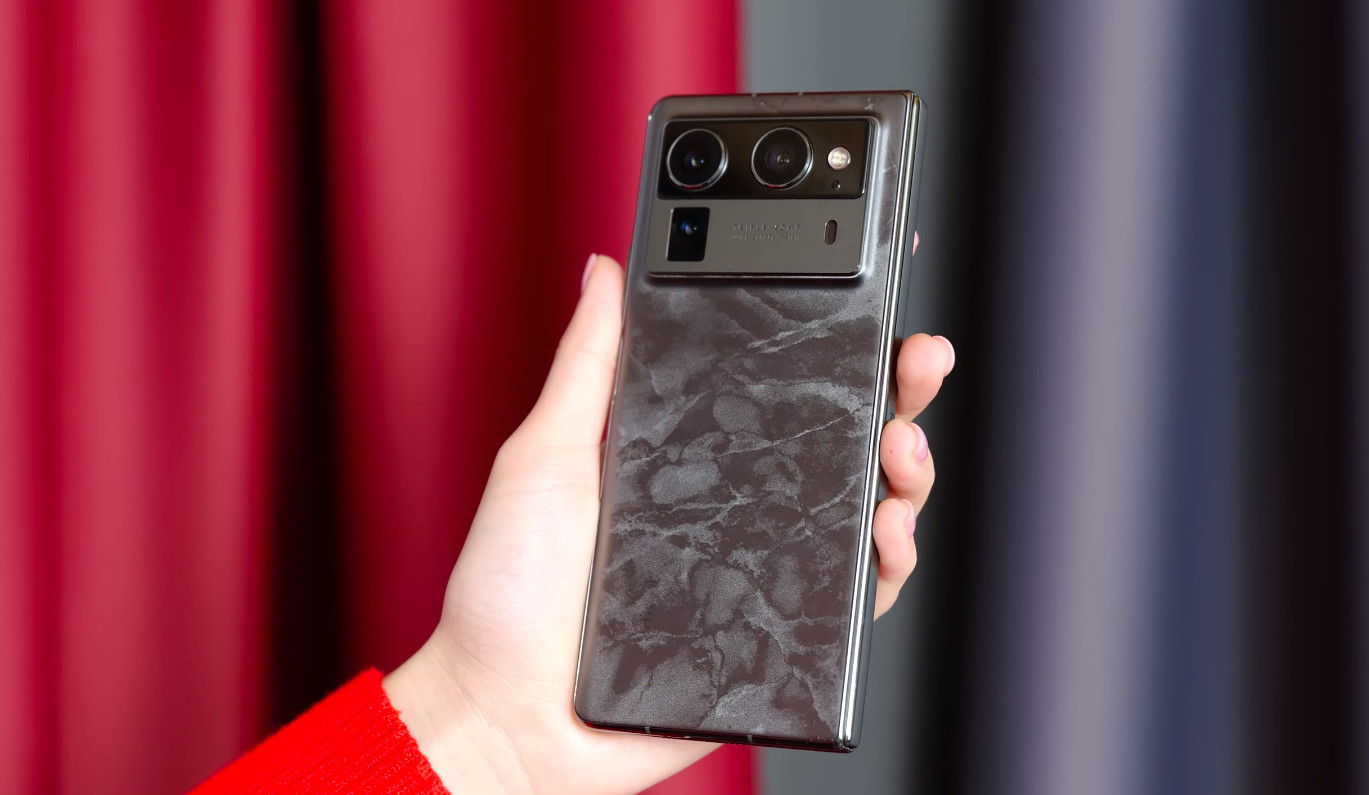 ВИДЕО: обзор Tecno Phantom V Fold 2 - &quot;народный герой&quot; в новом статусе