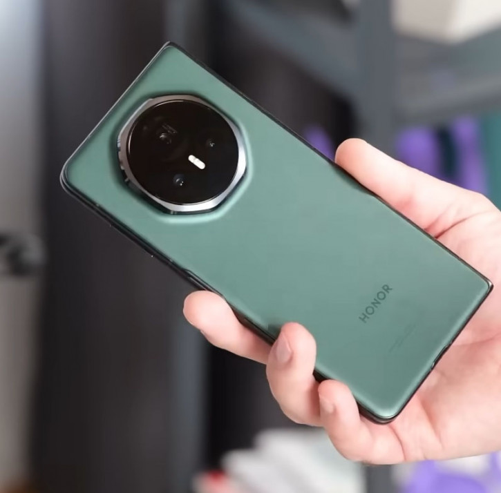 :  Honor Magic V3      