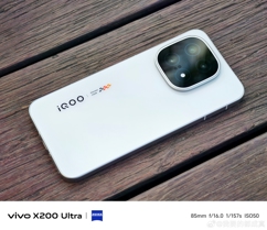 iQOO 15 во всей красе позирует на студийных фото