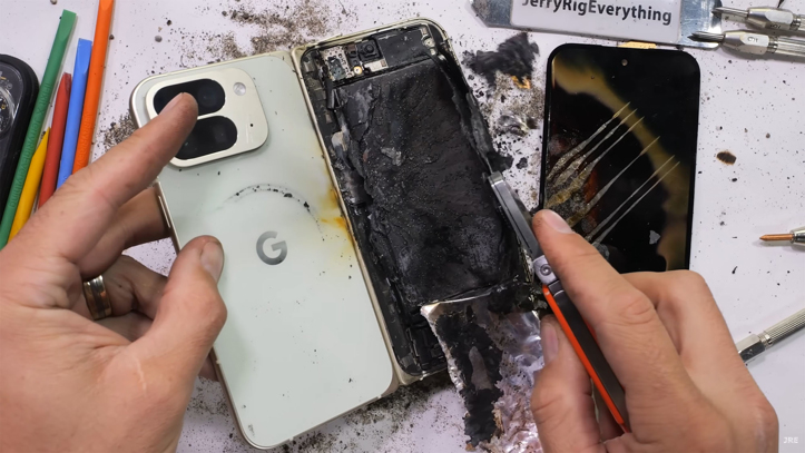 Катастрофа: Pixel 10 Pro Fold сгорел во время испытания на прочность
