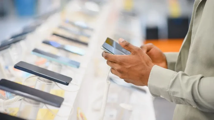 Мировые продажи смартфонов рухнули до 14-летнего минимума