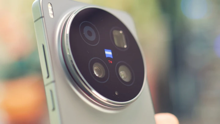 Уточнённые детали начинки Vivo X500 Ultra: экран, чип, камеры, батарея