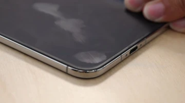 Складной экран iPhone Duo стал жутким магнитом для отпечатков пальцев