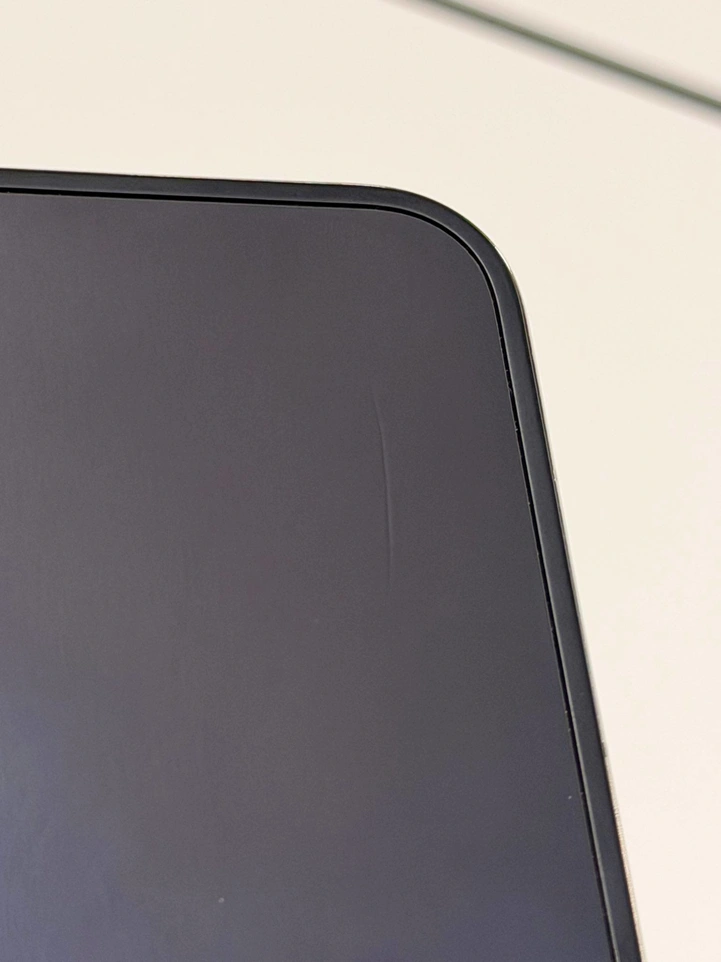 В iPhone Duo массово ломается экран по линии сгиба
