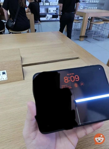 В iPhone Duo массово ломается экран по линии сгиба