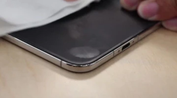 Apple рассказала, как чистить складной экран iPhone Duo