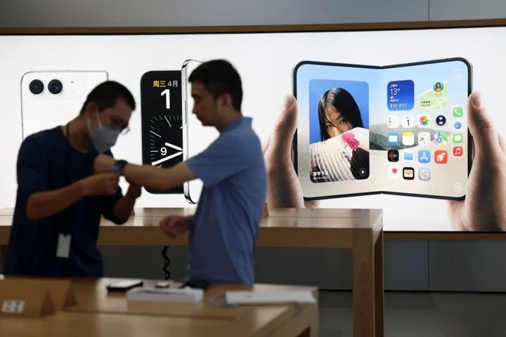 Нескладуха? Первые показатели продаж iPhone Duo в Китае