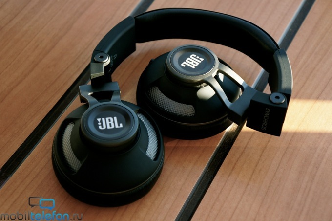   JBL Synchros S300:   