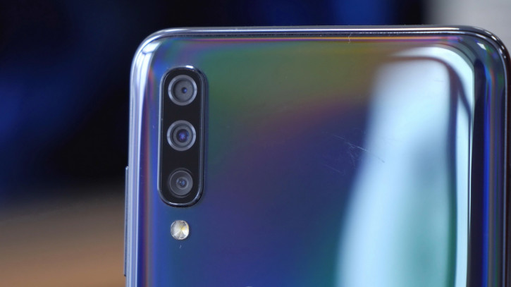  Samsung Galaxy A70:     