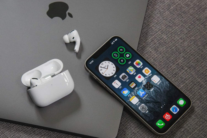  Apple :  iOS 15   AirPods Pro