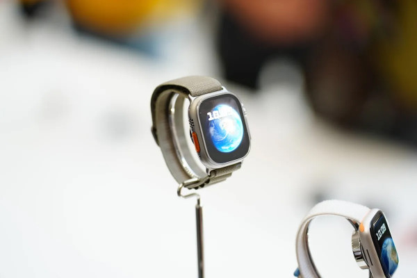 iPhone 15, 15 Pro, Apple Watch Ultra 2 и Watch Series 9 на живых фото