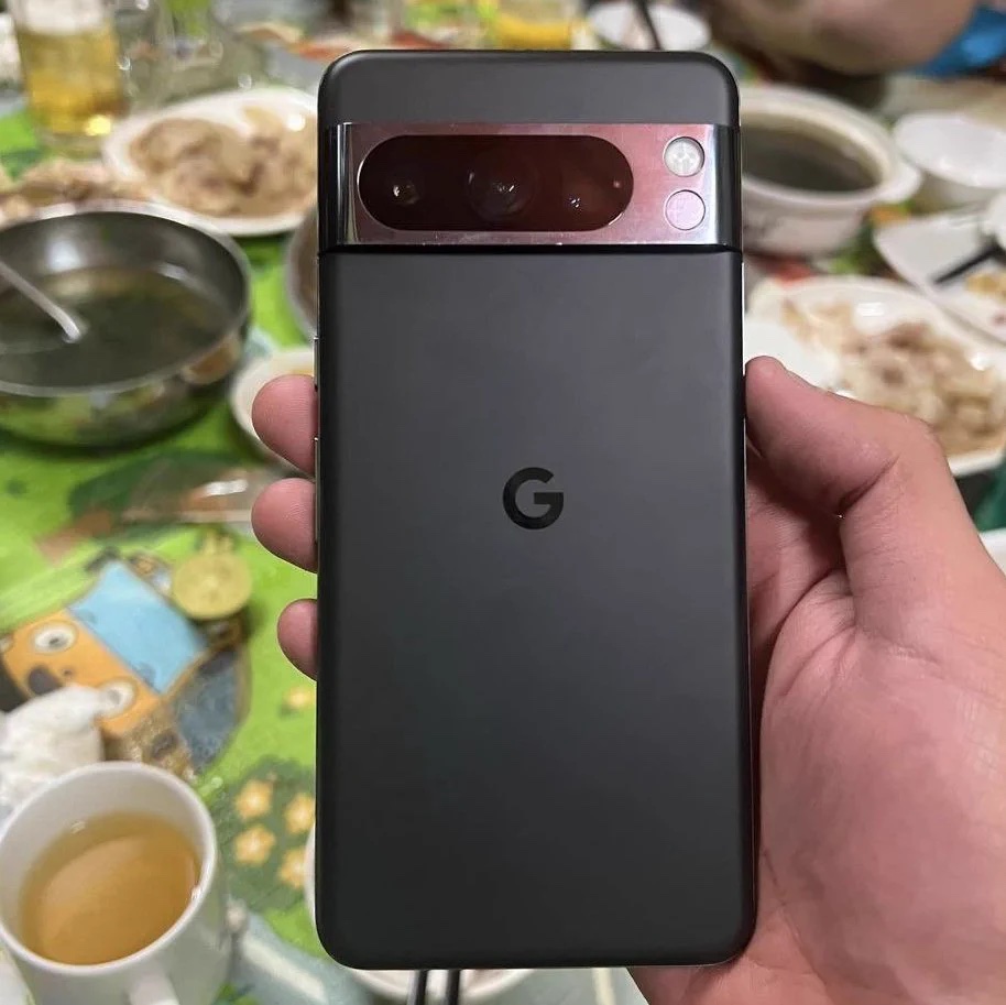 Google Pixel 8 Pro и его тонкие рамки на живых фото