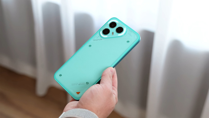 ВИДЕО: обзор Tecno Pova 7 Pro 5G – теперь с глифами и беспроводной катушкой