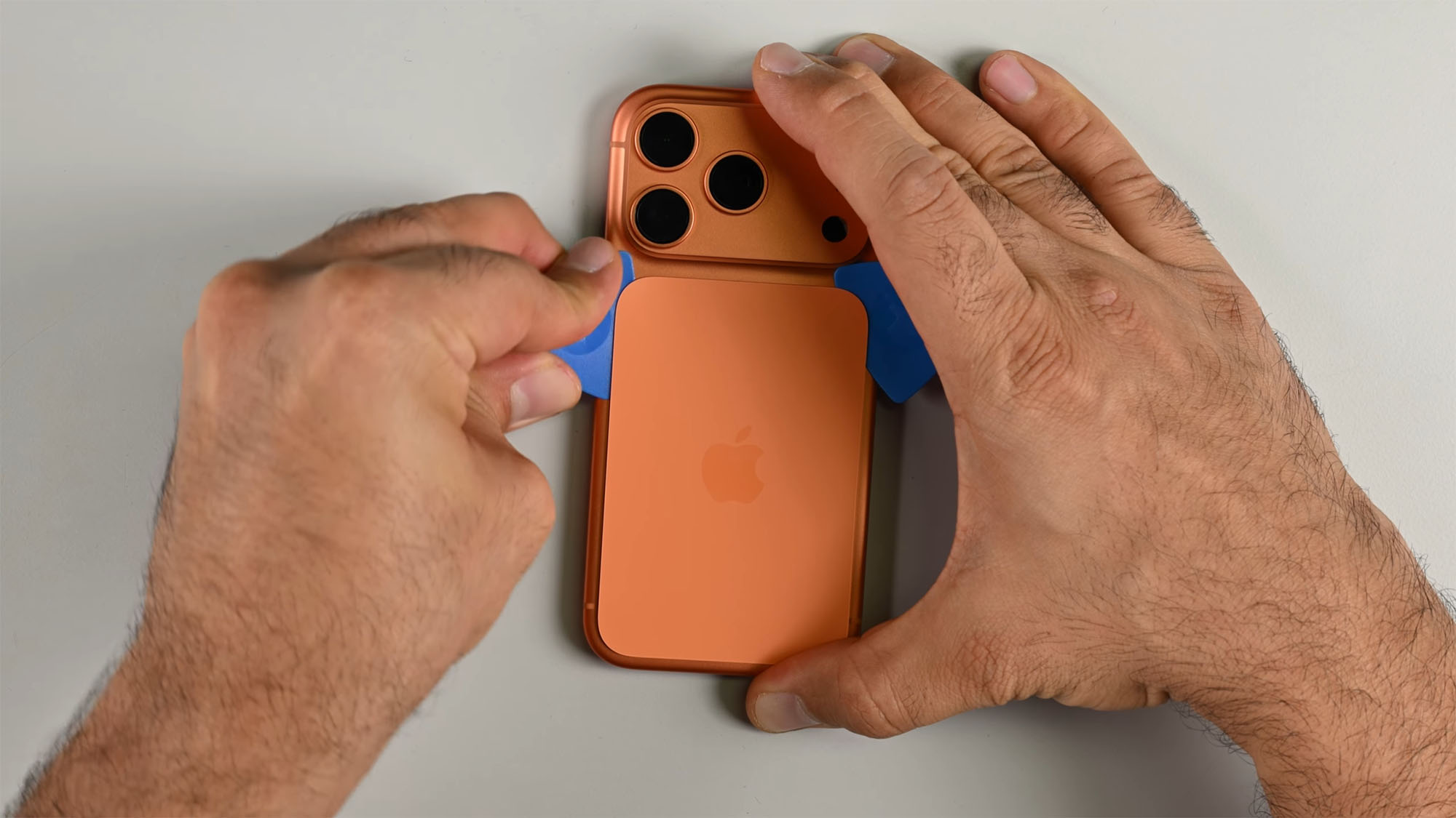 iPhone 17 Pro разобрали на видео и оценили ремонтопригодность