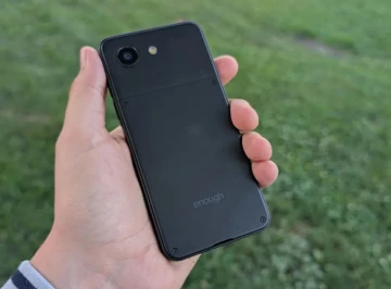 Enough Phone — Android-середняк в формате iPhone mini