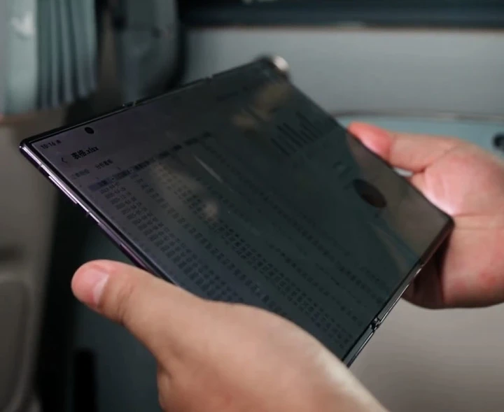 Huawei показала работу технологии Privacy Screen в Mate XT 2