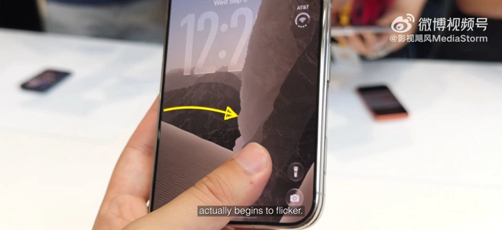 Экран iPhone Duo начал мерцать после лёгкого теста на изгиб
